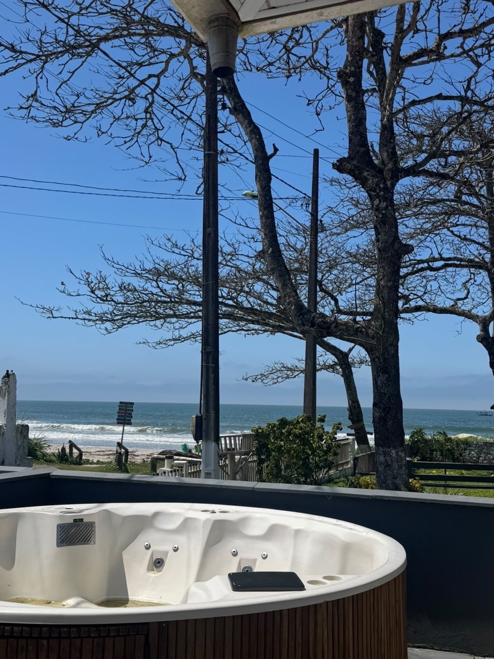 Casa com jacuzzi e vista para o mar no Centro de Itapoá